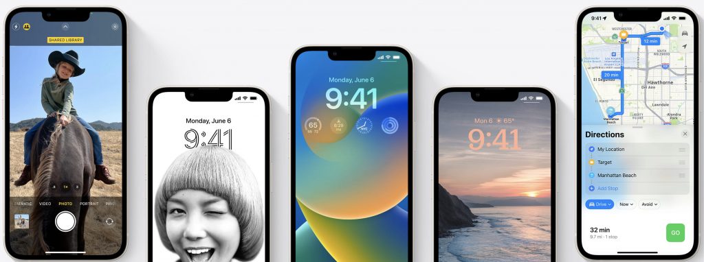 (WWDC 22) 5 iPhone posé à plats montrants 5 écrans différents : l'écran photo, 3 écrans de verrouillage différents et 1 interface Apple Plan. 