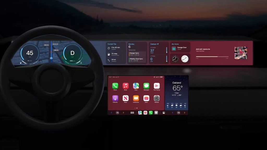 Apple illustre ici le nouveau CarPlay avec un tableau de bord de voiture, de nuit, avec les différents types d'affichages, aussi bien l'aide à la conduite que le divertissement. 