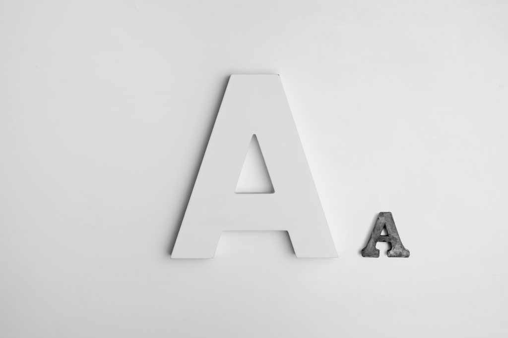 Tendances UX/UI : Photo de deux lettres n'ayant pas la même typographie. 